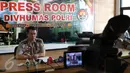 Kadiv Humas Mabes Polri Irjen Pol Anton Charliyan memberikan keterangan pers, Jakarta, Jumat (4/9/2015). 71 pejabat Polri termasuk Kabareskrim Komjen Budi Waseso dan Kepala BNN Komjen Anang Iskandar mengalami mutasi jabatan.(Liputan6.com/Herman Zakharia)
