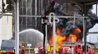 Petugas pemadam kebakaran berusaha memadamkan api yang membakar tangki nomer 3 berisi premium di Depo Pertamina Ampenan, Mataram, NTB. (Antara)