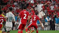 Keunggulan Indonesia tidak bertahan lama, Arab Saudi bangkit dan menutup babak pertama dengan skor 2-1. Tampak dalam foto, Feras Albrikan dari Arab Saudi (kanan) menyundul bola pada pertandingan pertama Grup B Putaran 4 Kualifikasi Piala Dunia 2026 zona Asia melawan Indonesia di Stadion Alinma Bank, King Abdullah Sports City, Jeddah, Arab Saudi, Rabu 8 Oktober 2025 waktu setempat atau Kamis (9/10/2025) dini hari WIB. (AP Photo)