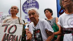 Sejumlah mantan budak seks tentara Jepang menggelar aksi unjuk rasa di depan Kedutaan Jepang di Pasai, Filipina, Kamis (12/1). Mereka menolak kedatangan PM Jepang Shinzo Abe selama 2 hari di Filipina. (AP Photo/Bullit Marquez)