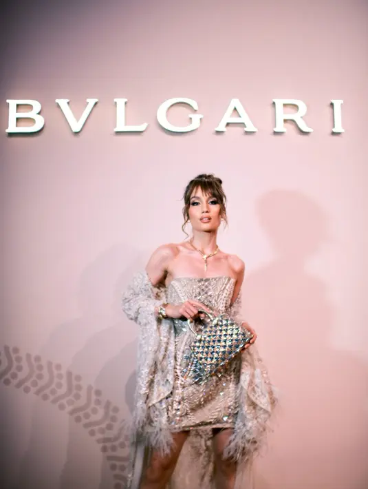 Kulitnya yang terlihat glowing mempertegas kecantikan naturalnya, mencerminkan kesan percaya diri dan elegan yang selaras dengan suasana acara mewah tersebut. [Dok/Bulgari].