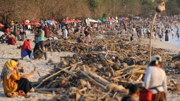 Pemandangan sampah yang terdampar akibat cuaca buruk di Pantai Kuta, Bali, Jumat (15/2). Hujan deras disertai angin kencang yang melanda Bali berdampak pada arus laut yang terus membawa sampah dari daerah lain. (SONNY TUMBELAKA/AFP)
