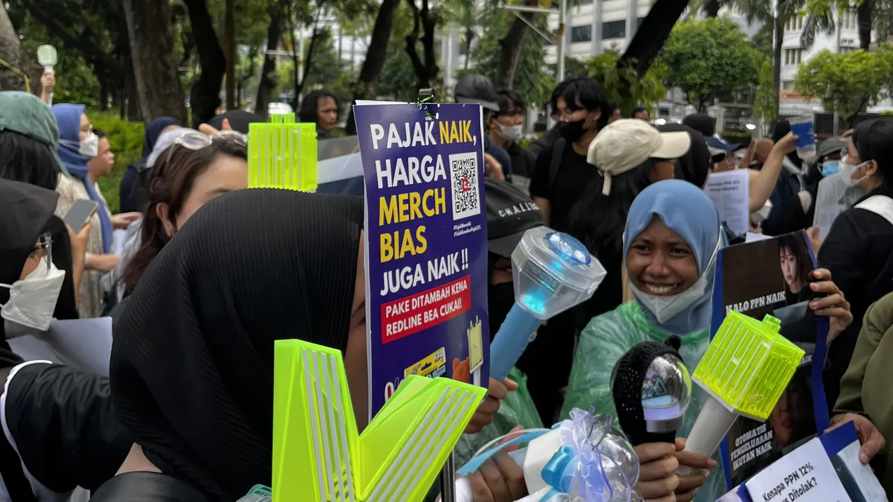6 Potret K-Popers Demo Tolak Kenaikan PPN 12 Persen, Semua Fandom Bersatu