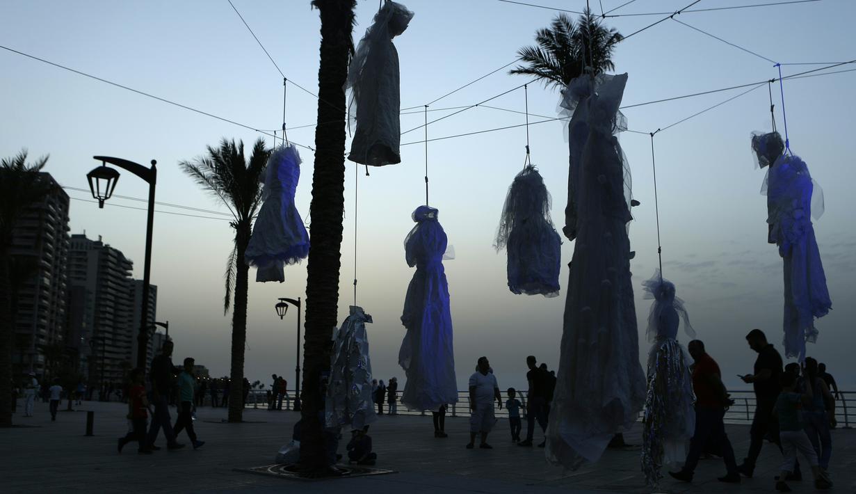 Puluhan Gaun  Pengantin  Bergantungan di  Tepi Pantai  Beirut 