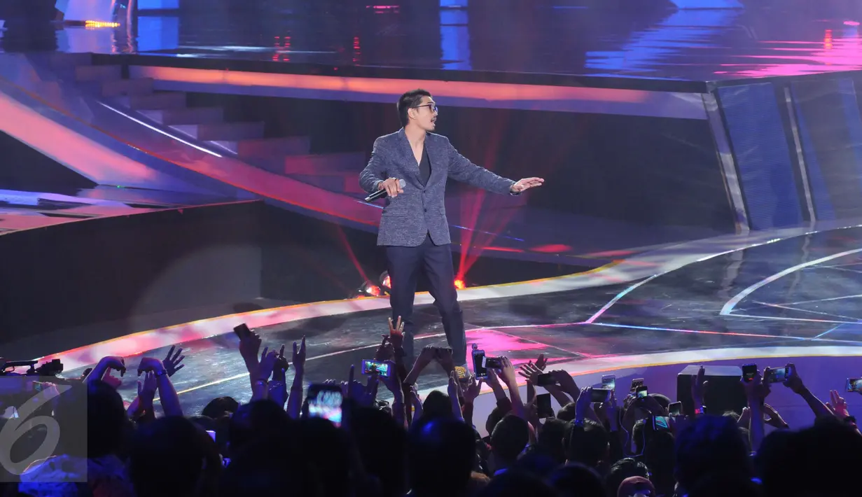 Duta Sheila On 7 menghibur penonton yang memadati Jakarta Convention Centre, Senayan, Jakarta, Rabu (11/1). Indosiar menggelar pertunjukan akbar Konser Raya dengan tema Semesta Cinta Indonesia. (Liputan6.com/Helmi Afandi)
