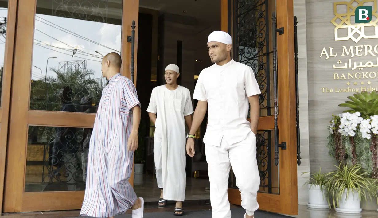 Pemain Timnas Indonesia, Rizky Pora dan Hansamu Yama, saat akan Salat Jumat di Masjid Islamic Center Valdesam, Thailand, Jumat, (16/11). Indonesia akan melawan Thailand pada laga Piala AFF 2018. (Bola.com/M. Iqbal Ichsan)