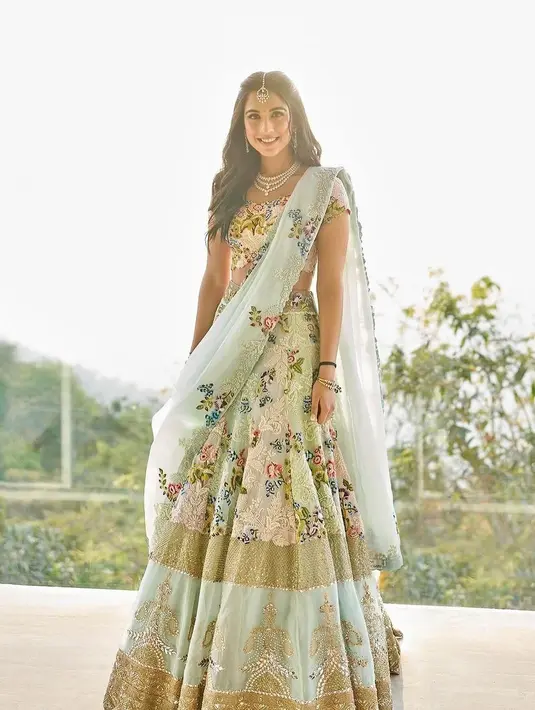 Cantiknya Radhika Merchant, calon menantu perempuan keluarga Ambani dibalut sari bernuansa kehijauan. Sari pilihan Radhika ini memiliki berbagai bordir floral yang cantik dan sentuhan jahitan berwarna emas yang menambah kesan mewah. [Foto: Instagram/thebridesofindia]