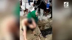 Seorang kepala Bapedda dan seorang wanita, dimandikan air parit karena diduga berbuat mesum.