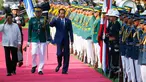 Presiden Joko Widodo (Jokowi) tiba di Istana Malacanang di Manila, Filipina, Jumat (28/4). Kedatangan Jokowi disambut langsung oleh Presiden Filipina Rodrigo Duterte. (AP Photo / Bullit Marquez)