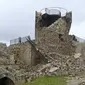 Kondisi benteng kuno Aleppo yang rusak setelah gempa mematikan yang mengguncang Suriah, Senin (6/2/2023). Kota Aleppo terkenal dengan benteng kunonya, pusat bersejarahnya yang terdaftar di UNESCO, dan pasarnya yang tertutup selama berabad-abad. (Photo by AFP)