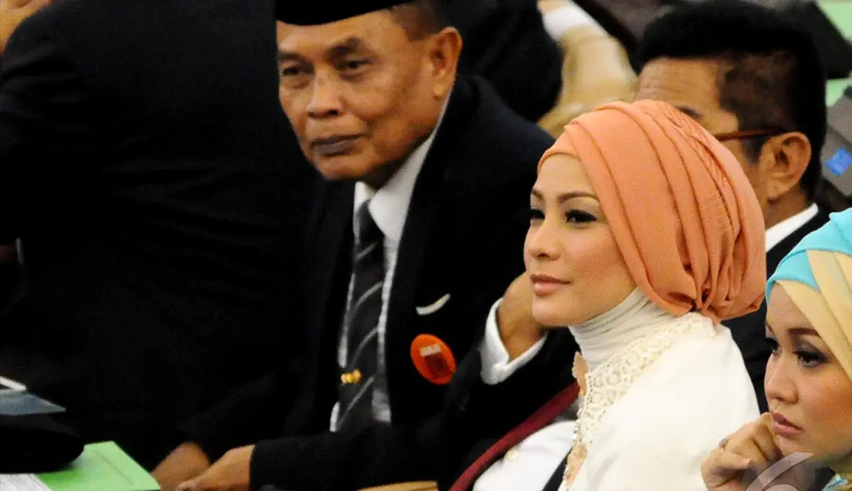 Rachel Maryam mengenakan gaun berwarna putih dengan hijab kepala berwarna coklat saat menghadiri pelantikan anggota DPR, Senayan, Jakarta, Rabu (1/10/2014) (Liputan6.com/Andrian M Tunay)