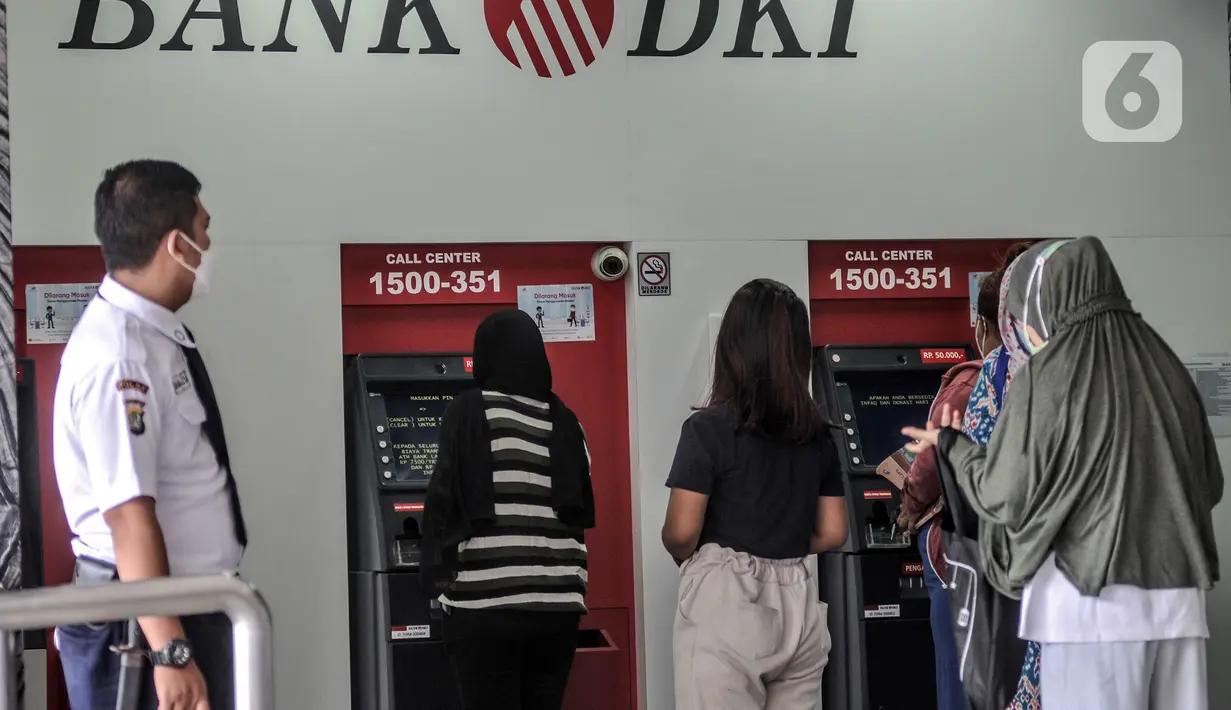 Satpam berjaga saat warga mencairkan dana bantuan sosial tunai (BST) di ATM Bank DKI kawasan Matraman, Jakarta, Rabu (21/7/2021). Pemprov DKI Jakarta menyalurkan BST di masa Pemberlakukan Pembatasan Kegiatan Masyarakat (PPKM) Darurat kepada 907.606 kepala keluarga. (merdeka.com/Iqbal S. Nugroho)