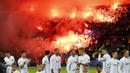 Suporter FC Kopenhagen menyalakan flare saat laga Liga Champions grup G di King Power Stadium, Leicester, Rabu (19/10/2016) dini hari WIB. (Action Images via Reuters/Andrew Boyers)