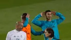 Penyerang Real Madrid, Cristiano Ronaldo melakukan pemanasan saat mengikuti sesi latihan di Abu Dhabi, Uni Emirat Arab,(11/12). Madrid akan menghadapi klub Uni Emirat Arab, Al Jazira pada laga semifinal Piala Dunia klub. (AP Photo/Hassan Ammar)
