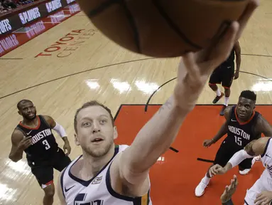 Pemain Utah Jazz, Joe Ingles (2) mencetak poin saat melewati adangan para pemain Rockets pada playoff game kedua NBA basketball di Toyota Center, Houston, (2/5/2018). Utah Jazz menang 116-108. (AP/Eric Christian Smith)