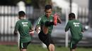 Pemain Timnas Indonesia U-22, Sani Riski, melakukan pemanasan saat latihan di Lapangan ABC Senayan, Jakarta, Kamis (14/2). Latihan ini merupakan persiapan terakhir jelang Piala AFF U-22 2019 di Kamboja. (Bola.com/M. Iqbal Ichsan)