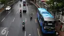 Bus Angkutan Perbatasan Terintegrasi Busway (APTB) saat berhenti di halte Transjakarta BNN, Cawang, Jakarta, Selasa (8/3/2016). Sebelumnya, Dinas Perhubungan DKI Jakarta sempat melarang bus APTB memasuki wilayah Ibukota. (Liputan6.com/Yoppy Renato)