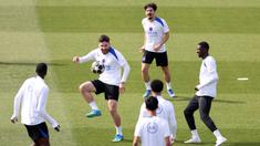 Dua klub raksasa Eropa akan saling bentrok pada leg pertama semifinal Liga Champions 2025/2026. (AFP/Franck Fife)