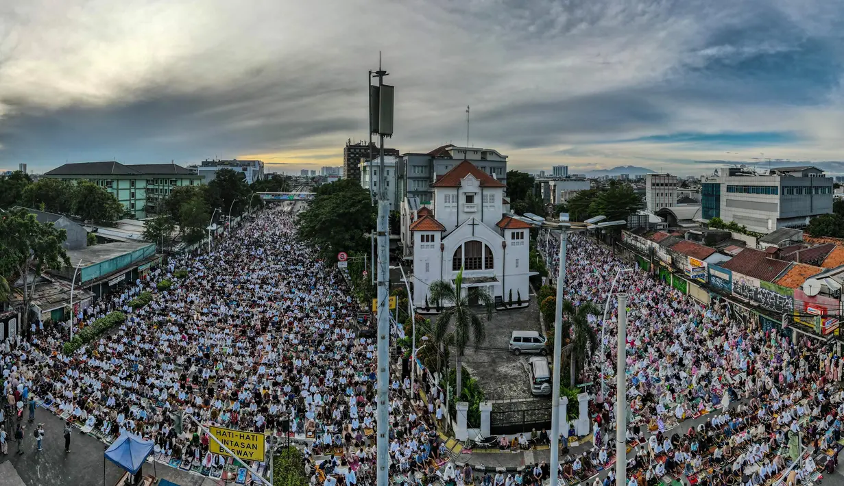 Foto udara memperlihatkan saat umat Muslim Indonesia melaksanakan salat Idul Fitri 1446 Hijriah di kawasan Jatinegara, Jakarta pada 31 Maret 2025. (BAY ISMOYO/AFP)