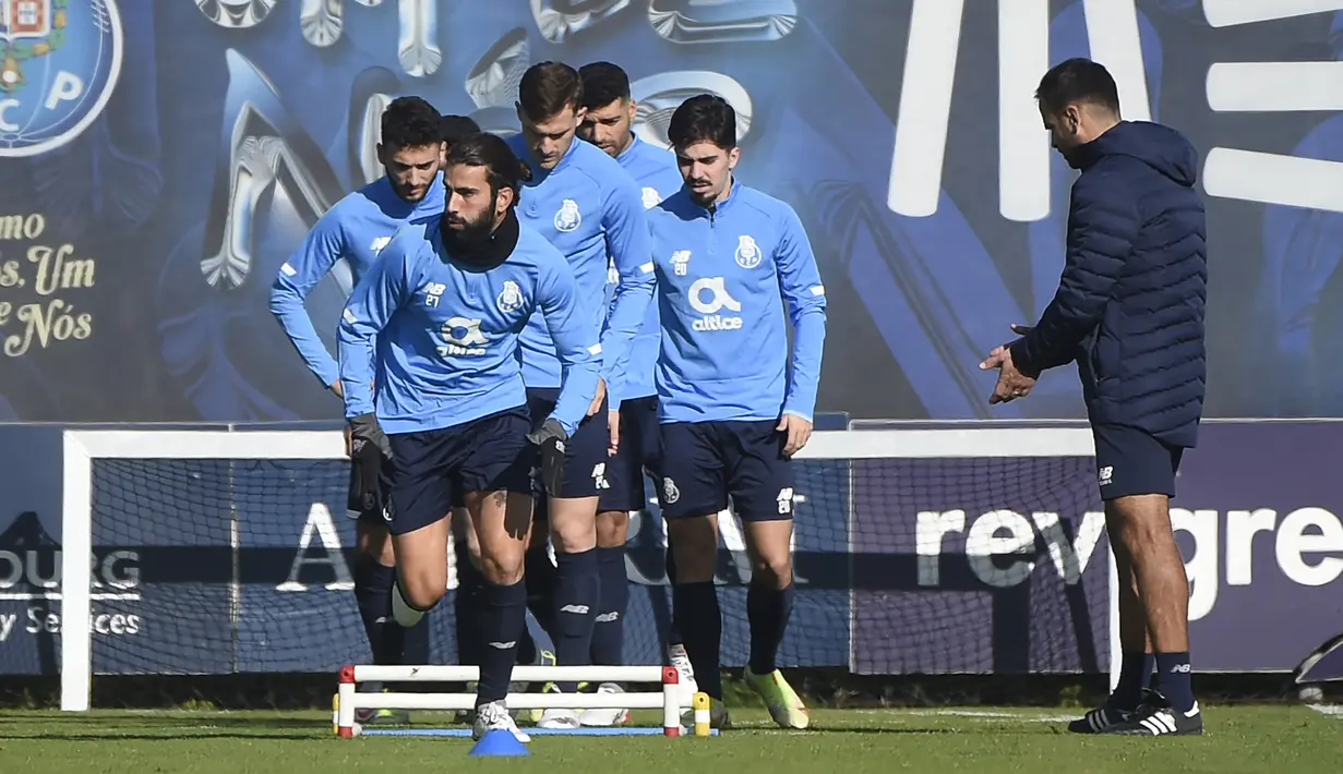 Pemain Porto Sergio Oliveira (depan) mengambil bagian dalam sesi latihan di tempat latihan Olival FC Porto, Vila Nova de Gaia, Portugal, 23 November 2021. Porto akan menghadapi Liverpool pada pertandingan sepak bola Grup B Liga Champions. (MIGUEL RIOPA/AFP)