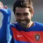 Senyuman gelandang Portugal Deco di sesi latihan timnas di Bekker High School, Magaliesburg, 26 Juni 2010, jelang laga babak 16 besar PD 2010 lawan Spanyol. AFP PHOTO / FRANCISCO LEONG 