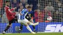 <p>Hadiah penalti didapat Brighton setelah bek MU Luke Swah handball di kotak terlarang saat mencoba menghalau sepak pojok. (AP Photo/Kirsty Wigglesworth)</p>