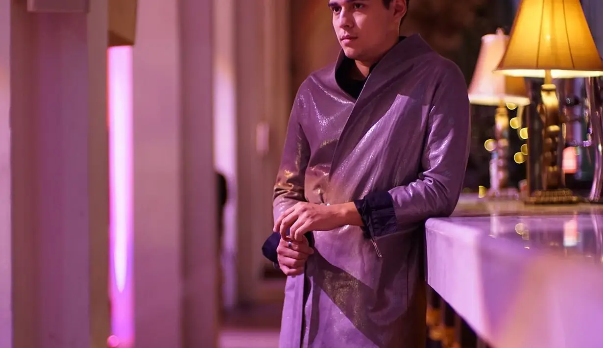 Kali ini juga dengan nuansa formal, namun siluet busana yang edgy. Maxime terlihat mengenakan set atasan dan bawahan dengan warna senada. Atasan yang dikenakannya memiliki bentuk kerah dan kancing di bagian depan yang tidak biasa. Foto: Instagram.