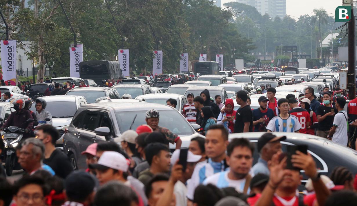 <p>Ribuan suporter mulai memadati area Stadion Utama Gelora Bung Karno, Jakarta, Senin (19/6/2023). Mereka akan menyaksikan laga persahabatan FIFA Matchday antara Timnas Indonesia menghadapi Argentina. (Bola.com/M Iqbal Ichsan)</p>