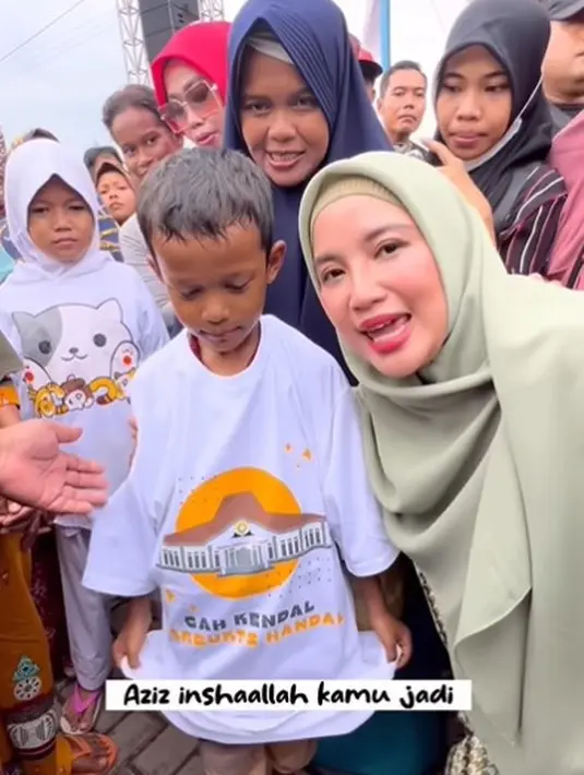 Setelah si anak tersenyum, bintang film Kuntilanak 2 ini yang meminta untuk berpose bersamanya. (Foto: Instagram/@chafrederica)