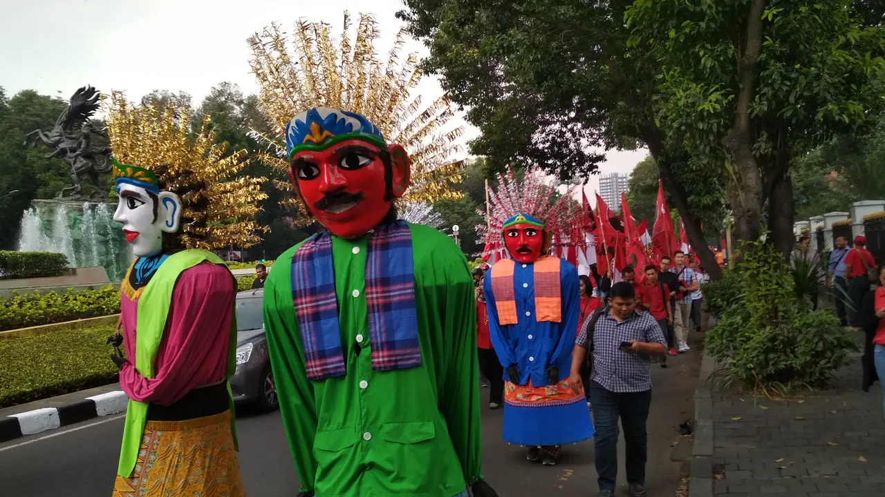 Ribuan kader PDI Perjuangan berjalan kaki dari kantor DPP di Menteng, Jakarta Pusat, menuju kantor KPU Pusat. (Liputan6.com/Moch Harun Syah)