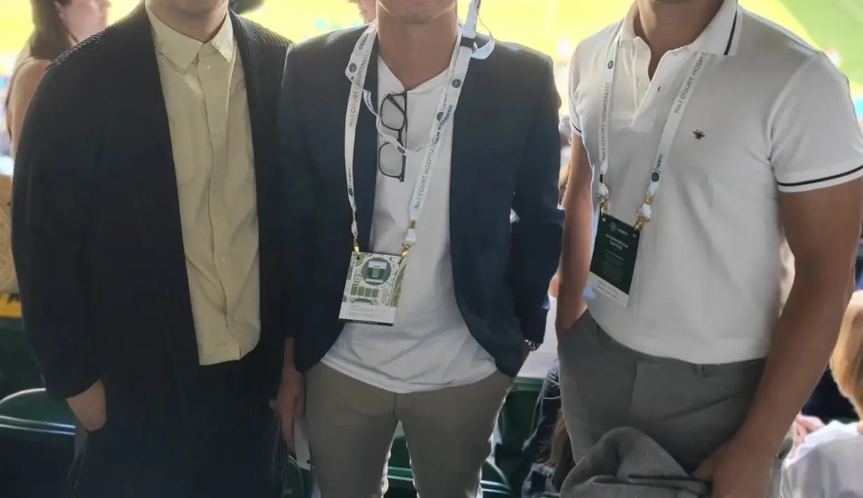 <p>Tampil semi formal dengan polo shirt, gaya Nicholas Saputra kali ini bisa jadi inspirasi. Polo Shirt yang dipadukan dengan celana chino akan memberikan kesan semi formal yang seru dan stylish. FOTO: instagram.com/christorungkat/)</p>