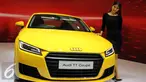 Seorang wanita cantik berpose dengan salah satu mobil yang dipamerkan pada Auto Show GIIAS 2015, Jakarta, Jumat (21/8/2015). Kehadiran para wanita cantik menjadi warna tersendiri pada acara pameran tersebut. (Liputan6.com/Helmi Afandi)