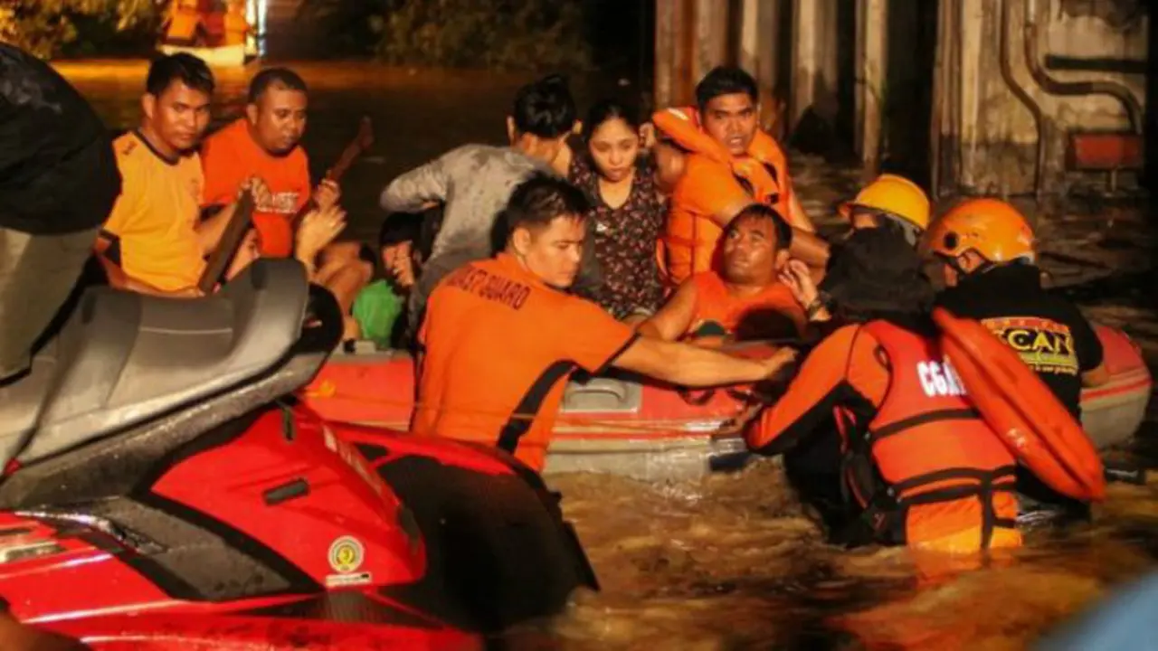 Tim penyelamat saat melakukan evakuasi di Davao, Mindanao