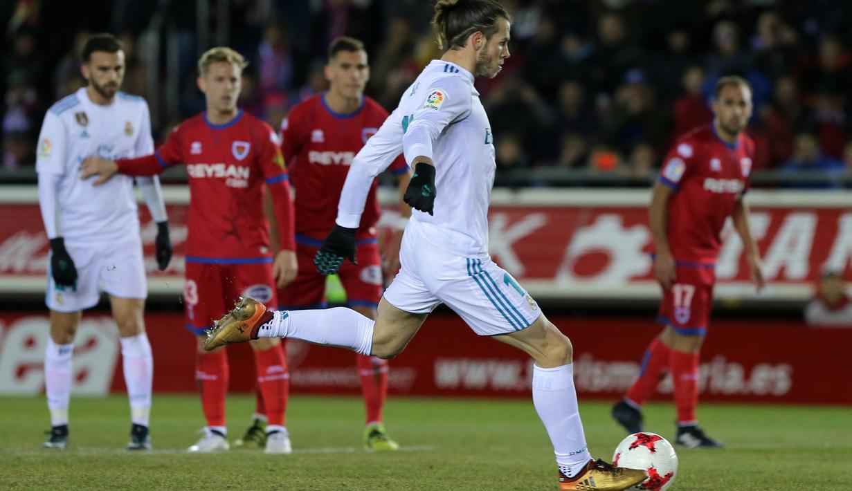 Aksi Gareth Bale saat melakukan tendangan penalti ke gawang CD Numancia pada laga Copa Del Rey di Nuevo Estadio Los Pajaritos stadium, Soria, (4/1/2018). Madrid menang 3-0. (AFP/Cesar Manso)