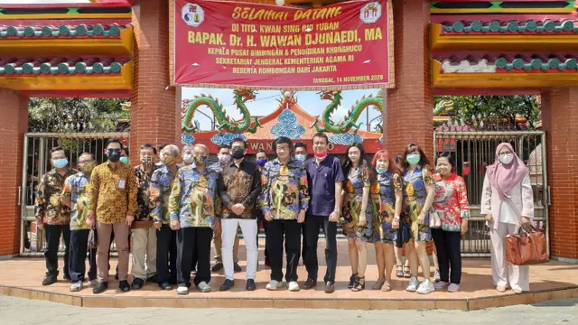 Alim Sugiantoro saat sembahyang perdana