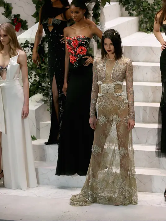 Kendall Jenner berpose bersama para model saat memperagakan busana karya La Perla di New York Fashion Week di Manhattan borough New York, AS (9/2). Kendall tampil seksi dengan gaun transparan mengkilau. (Bennett Raglin/Getty Images for La Perla/AFP)