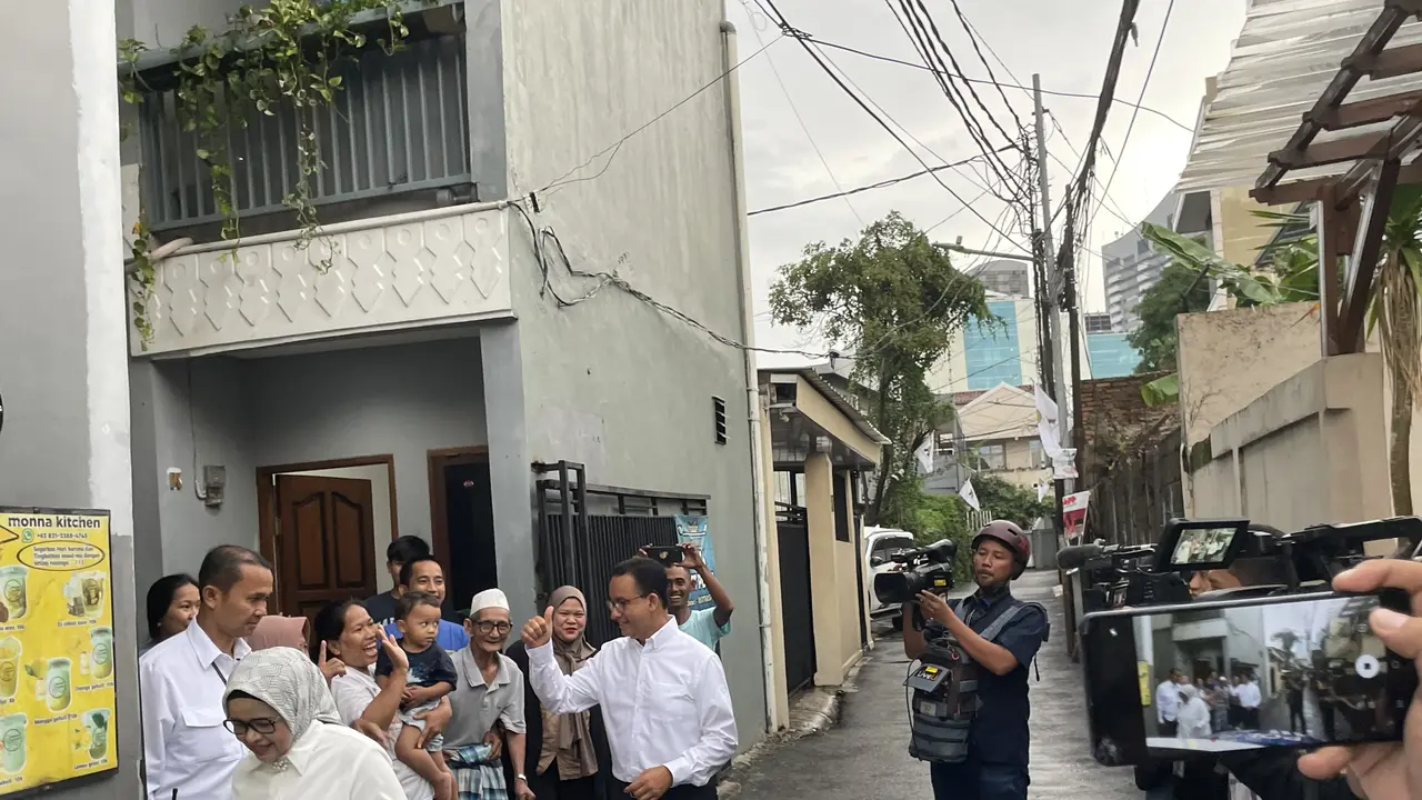 Calon Presiden (capres) nomor urut 1 Anies Baswedan akan mengikuti debat ketiga Pemilihan Presiden atau Pilpres 2024 di Istora Senayan, GBK, Jakarta Pusat, Minggu (7/1/2024) dan dengan didampingi sang istri, Fery Farhati Ganis pamit ke tetangga.
