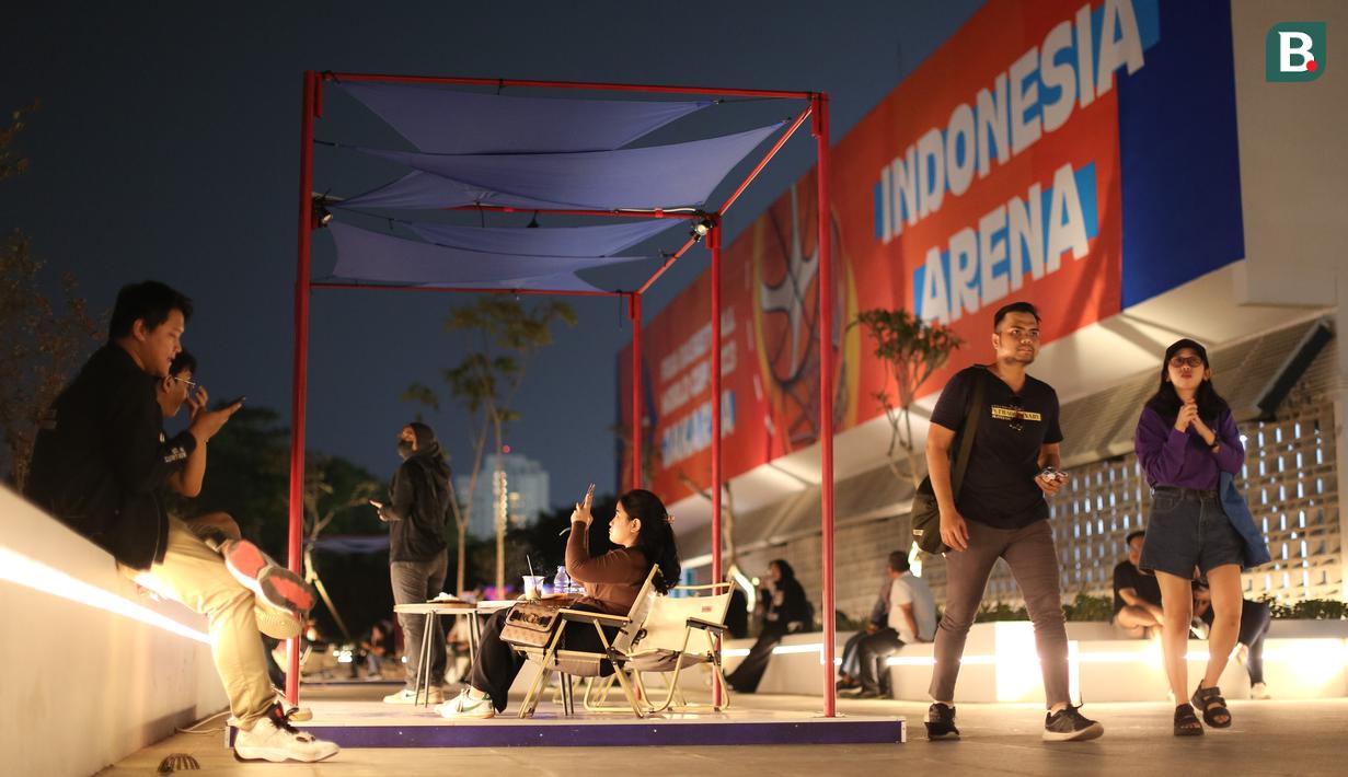 Sejumlah penonton mengunjungi fasilitas Sky Garden Indonesia Arena, Senayan, Jakarta sebelum laga Grup H Piala Dunia FIBA 2023 antara Kanada melawan Latvia pada Selasa (29/08/2023). (Bola.com/Bagaskara Lazuardi)