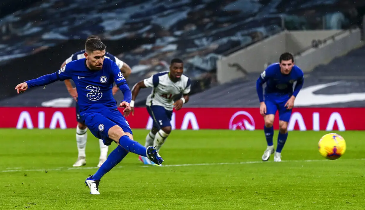 Pemain Chelsea Jorginho mencetak gol ke gawang Tottenham Hotspur lewat tendangan penalti pada pertandingan Liga Inggris di Stadion Tottenham Hotspur, London, Inggris, Kamis (4/2/2021). Chelsea menang 1-0. (Clive Rose/Pool via AP)