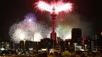 Sky Tower di Kota Auckland merayakan pergantian tahun dengan pesta kembang api (1234newyear.com)