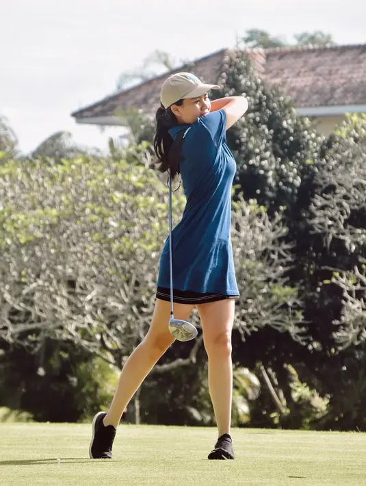 Seperti kebanyakan artis lainnya, Aaliyah Massaid juga sempat aktif bermain golf. Penampilannya saat bermain golf pun tak luput dari sorotan netizen. (Liputan6.com/IG/@aaliyah.massaid)