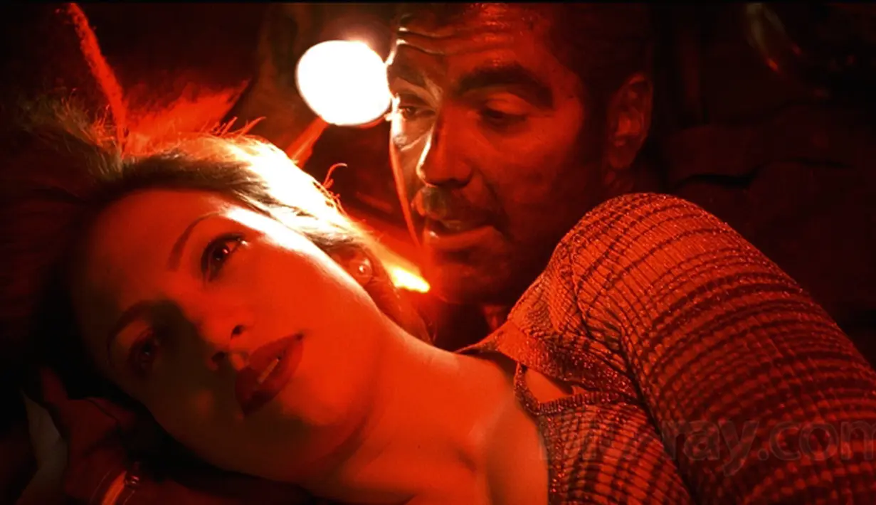 George Clooney dan Jennifer Lopez dalam Out of Sight. (Universal Pictures via IMDb)