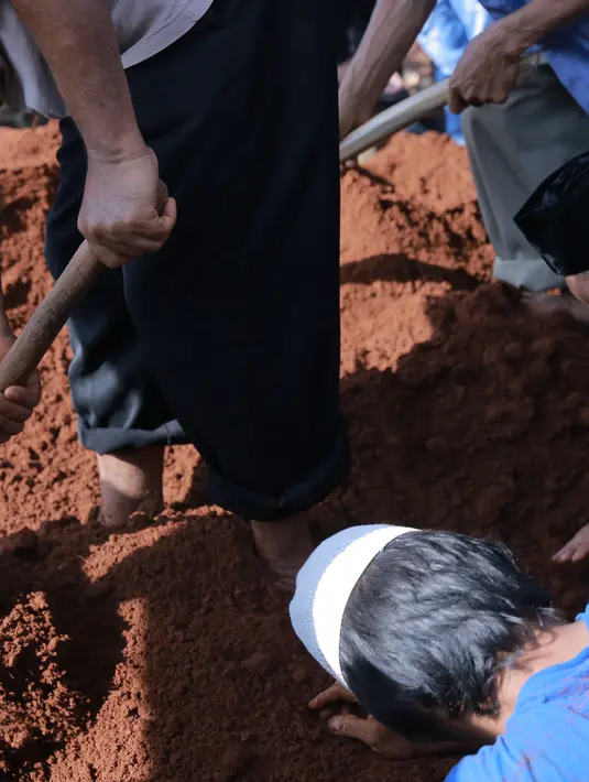 "Dia (Babeh) orang yang ngajarin gua ngelawak. Dia ngajarinnya kayak nggak ada jarak sama anak. Tetep hormat, tapi kalo becanda gitu, khas orang betawi," ujar Narji di rumah duka. (Adrian Putra/Bintang.com)