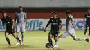 Esteban Vizcarra berhasil mengarahkan bola ke kiri gawang Persita. Ia memanfaatkan bola operan Wander Luiz. (Bola.com/Ikhwan Yanuar)