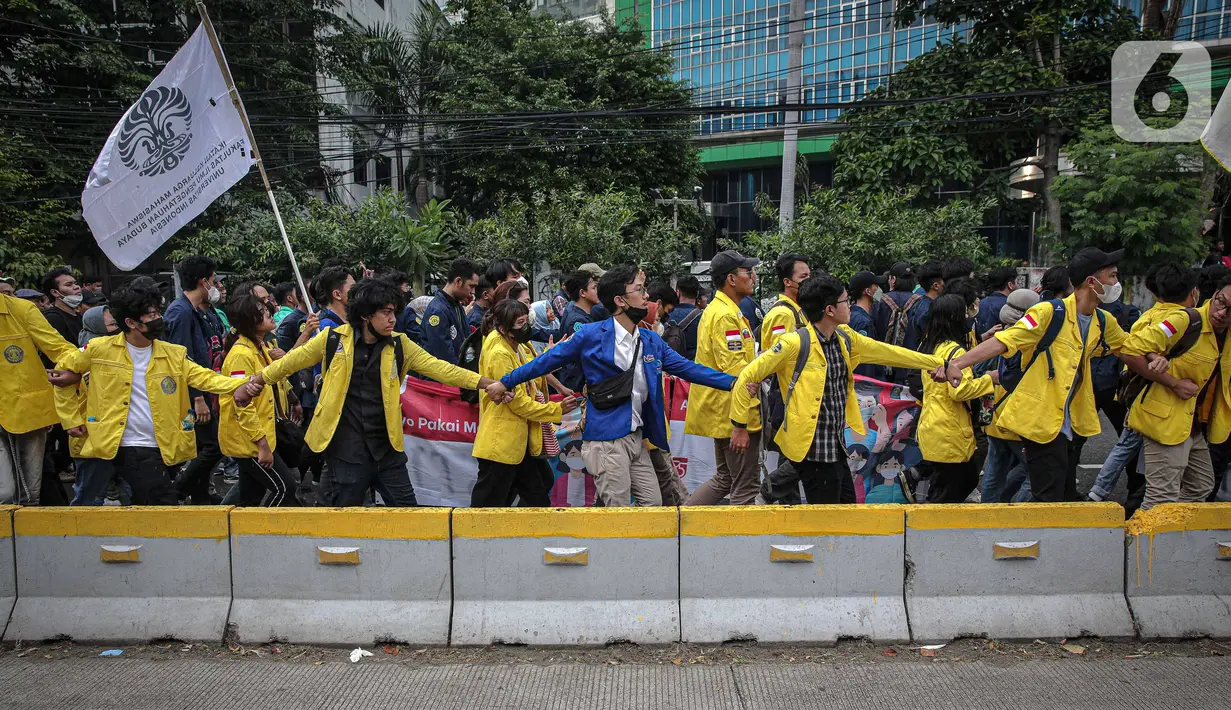 Massa aksi yang tergabung dalam beberapa Badan Eksekutif Mahasiswa akan menggelar unjuk rasa di kawasan Harmoni, Jakarta, Jumat (1/4/2022). Dalam aksinya mereka meminta untuk batalkan wacana perpanjangan masa jabatan presiden serta dibatalkannya wacana penundaan pemilu. (Liputan6.com/Faizal Fanani)