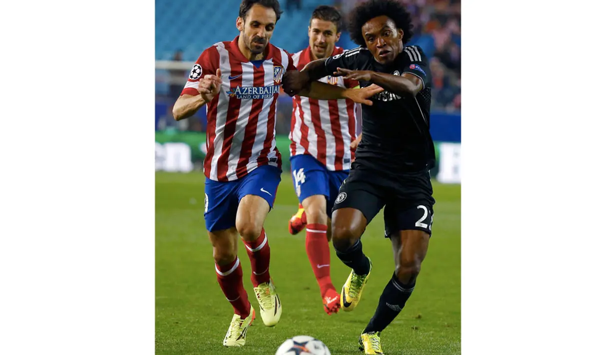 Gelandang Atl Madrid, Juanfran (kiri) dan gelandang serang Chelsea, Willian, dalam laga pertama semifinal Liga Champions di stadion Vicente Calderon, Madrid, (23/4/2014). (REUTERS/Paul Hanna) 