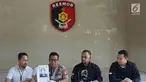 Kabid Humas Polda Metro Jaya Kombes Argo Yuwono (kedua kiri) menunjukkan foto tersangka kasus pencurian kendaraan bermotor di Polda Metro Jaya, Jakarta, Kamis (4/7). Polisi menembak mati salah seorang tersangka. (Liputan6.com/Immanuel Antonius)