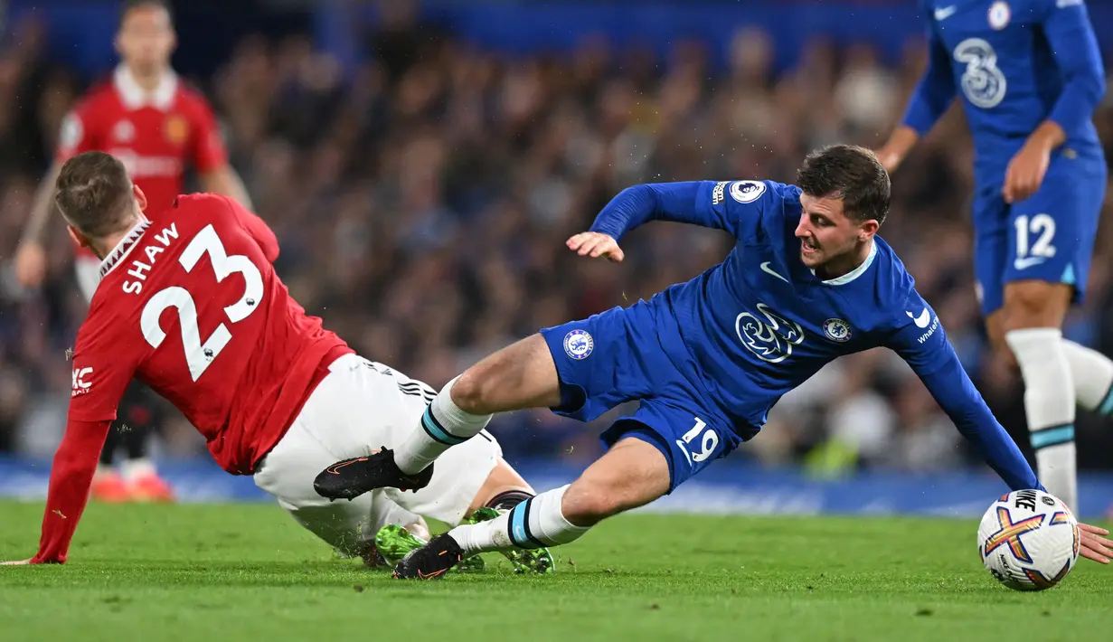 <p>Manchester United selangkah lagi akan mendapatkan gelandang Chelsea, Mason Mount. (AFP/Glyn Kirk)</p>