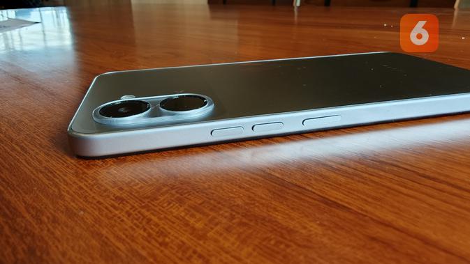 Tombol power dan volume terletak di sisi kanan bodi Tecno Spark Go 3. (Liputan6.com/ Yuslianson)