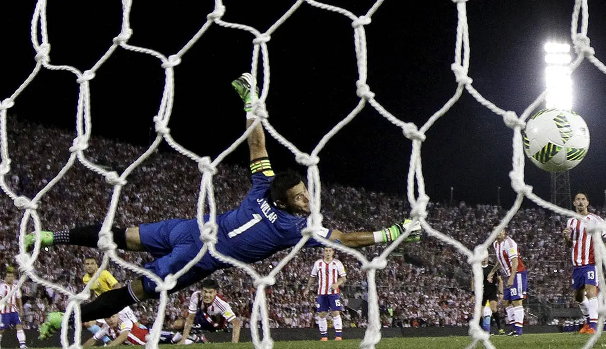 Proses terjadinya gol yang diciptakan bek Brasil, Dani Alves, ke gawang Paraguay pada kualifikasi Piala Dunia 2018 di Stadion Chaco, Paraguay, Rabu (30/3/2016). Brasil berhasil menyamakan kedudukan pada masa perpanjangan waktu. (Reuters/Jorge Adorno)